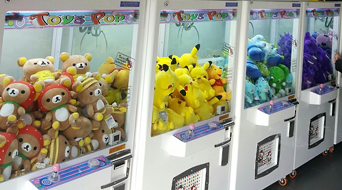 인형뽑기 기계 속의 다양한 인형